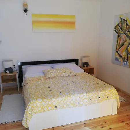 Jade Apartment *